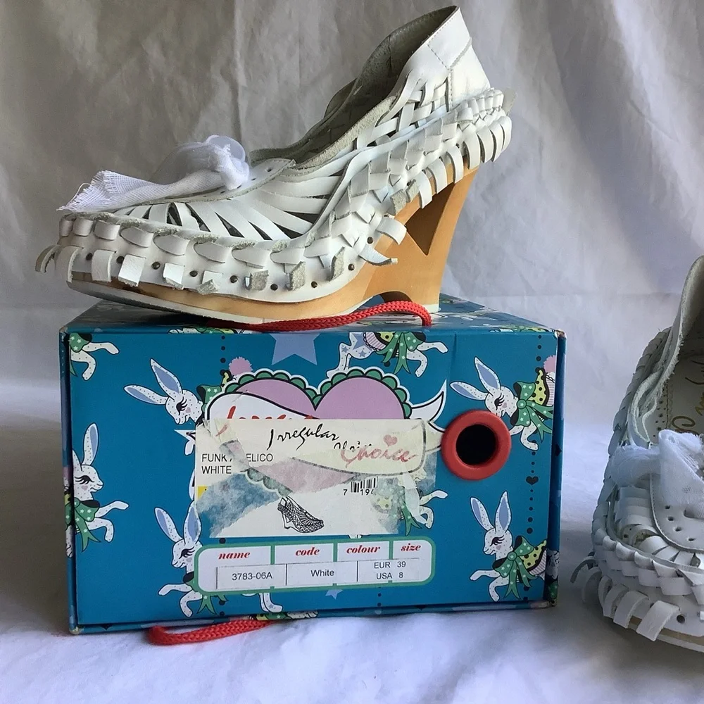 NWB Y2K Women’s Irregular Choice White Leather Carved Wood Wedge Heels Sz 8 - Picture 7 of 10